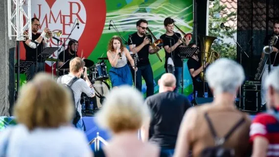 “ORIGO SUMMER STAGE” AUGUSTA KONCERTPROGRAMMA: KRĀŠŅIE RĪGAS SVĒTKI, “ORIGO” FOLKFESTIVĀLS UN CITI SPILGTI KONCERTI