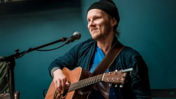 GRUPA “THE SOUND POETS” T/C ORIGO DALĀS AR STĀSTIEM PAR MŪZIKAS RADĪŠANU, RITUĀLIEM UN MUZICĒ KOPĀ AR FANIEM.