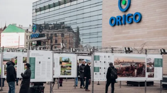 Laukumā pie t/c Origo atklāta “Latvijas Ainavu arhitektūras balva 2019” izstāde