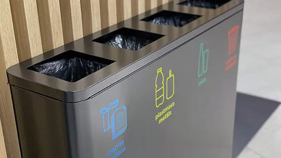 Apmeklētajiem ir iespēja izmantot dalīto atkritumu urnas, lai atvieglotu to pārstrādi un nodrošinātu atkārtotu resursu izmantošanu.