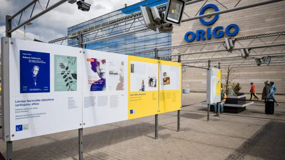 Mākslinieki pulcējas izstādes “Latvijas Dizaina gada balva 2019” laukumā pie t/c “Origo”