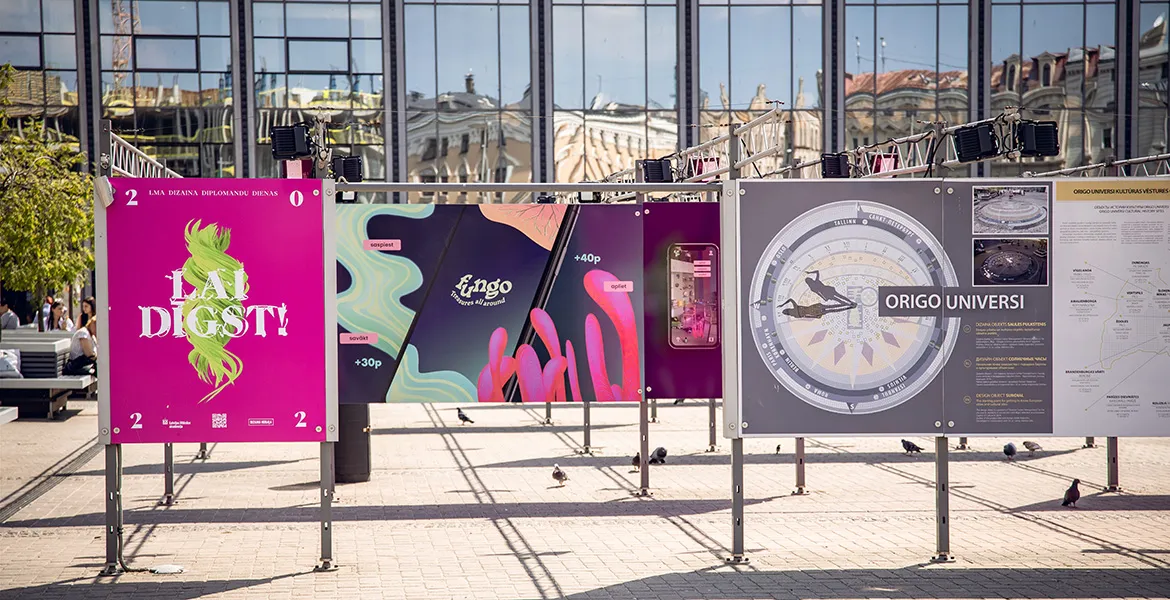 На площади рядом с Origo открыли выставку дипломных работ Отделения дизайна Латвийской академии художеств