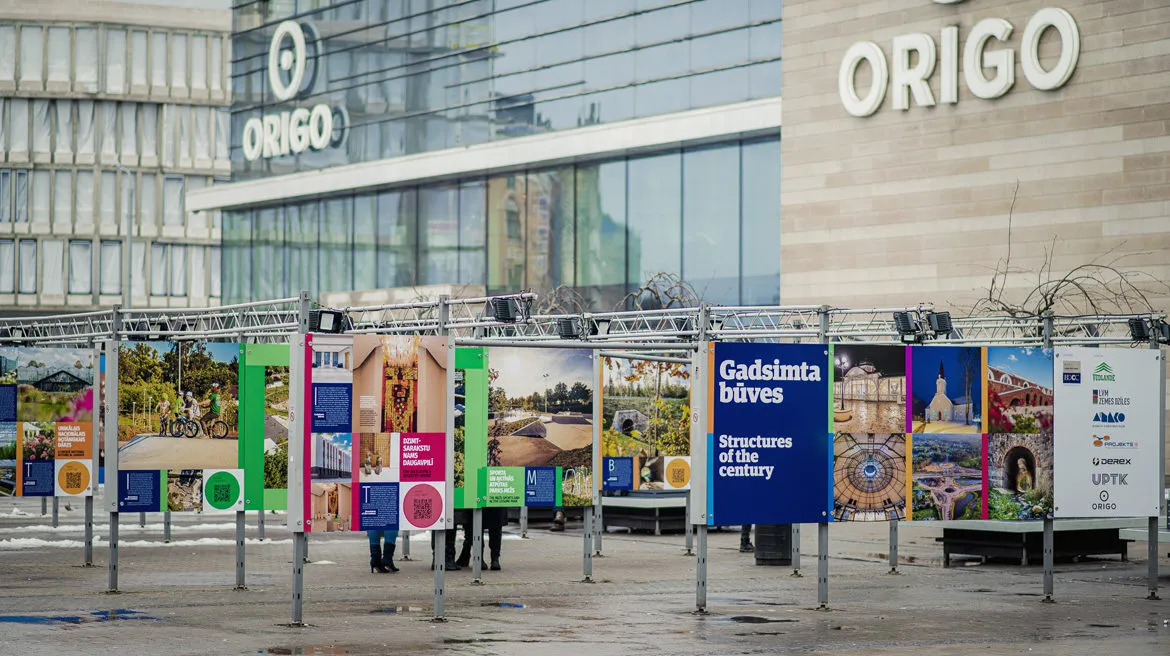 На площади около т/ц “Origo” открыта художественно-архитектурная фотовыставка “Строения века в Латвии”