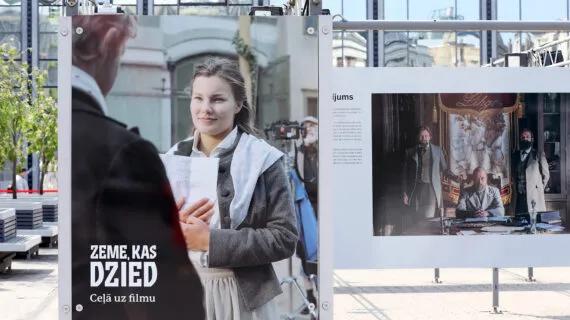 T/c “Origo” aicina apmeklēt unikālu lielformāta brīvdabas izstādi “Zeme, kas dzied. Ceļā uz filmu”, kurā aizraujošā veidā izklāstīti vēsturiski notikumi.