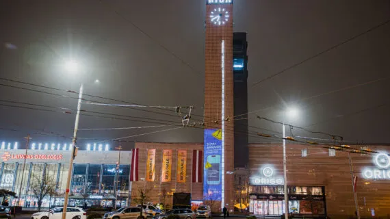 Īpašs gaismas objekts uz Stacijas pulksteņa torņa pie tirdzniecības centra “Origo”